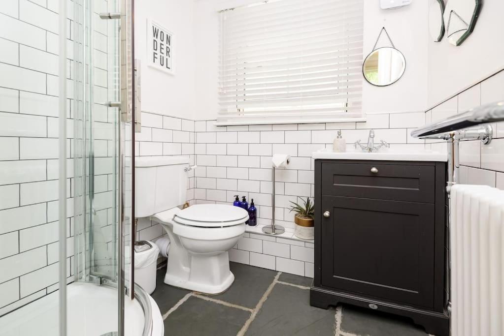 Bijou Coastal Apartment In Polperro With Hot Tub Onsite Parking Downhill Walk To Village Exterior photo