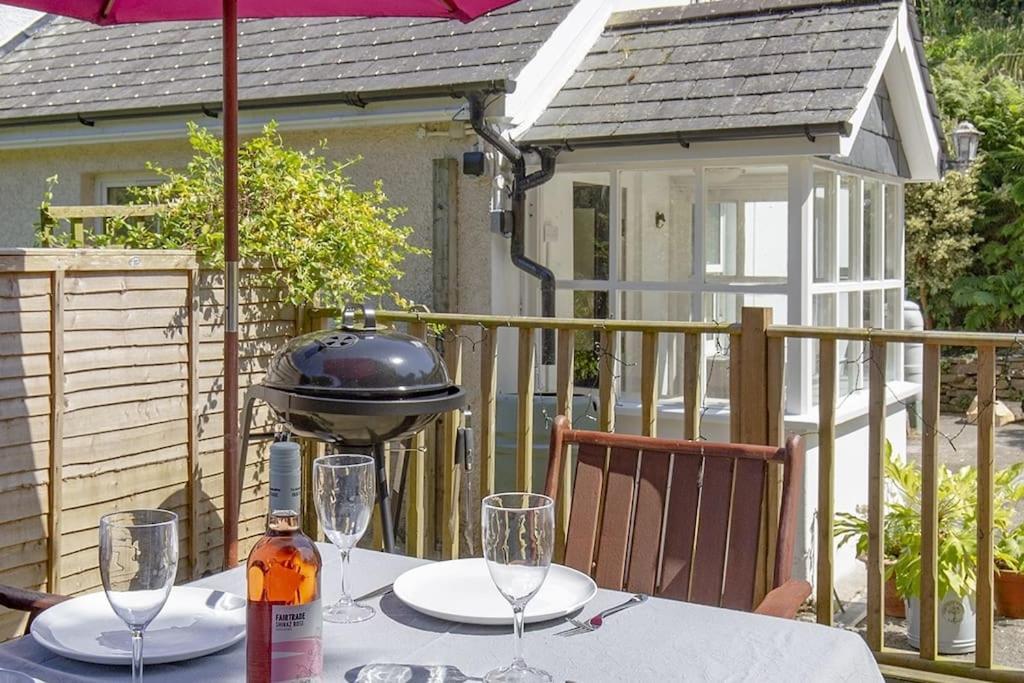 Bijou Coastal Apartment In Polperro With Hot Tub Onsite Parking Downhill Walk To Village Exterior photo