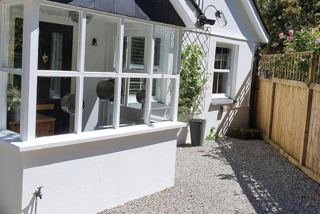 Bijou Coastal Apartment In Polperro With Hot Tub Onsite Parking Downhill Walk To Village Exterior photo