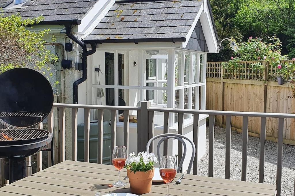 Bijou Coastal Apartment In Polperro With Hot Tub Onsite Parking Downhill Walk To Village Exterior photo