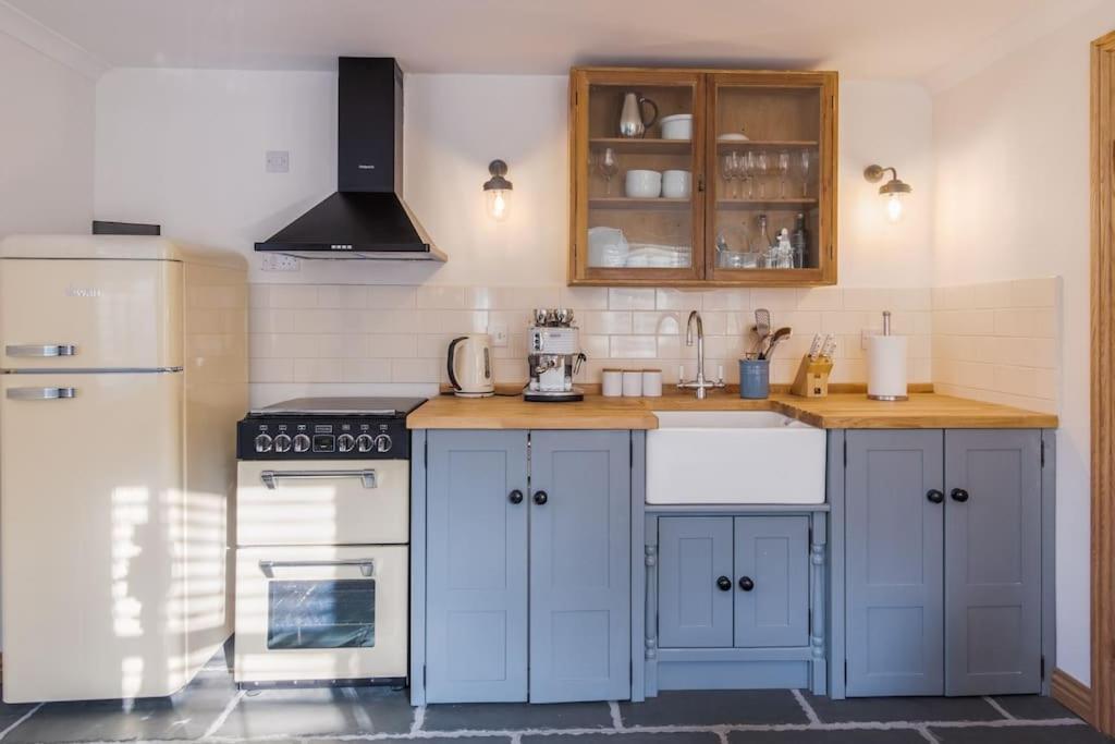 Bijou Coastal Apartment In Polperro With Hot Tub Onsite Parking Downhill Walk To Village Exterior photo