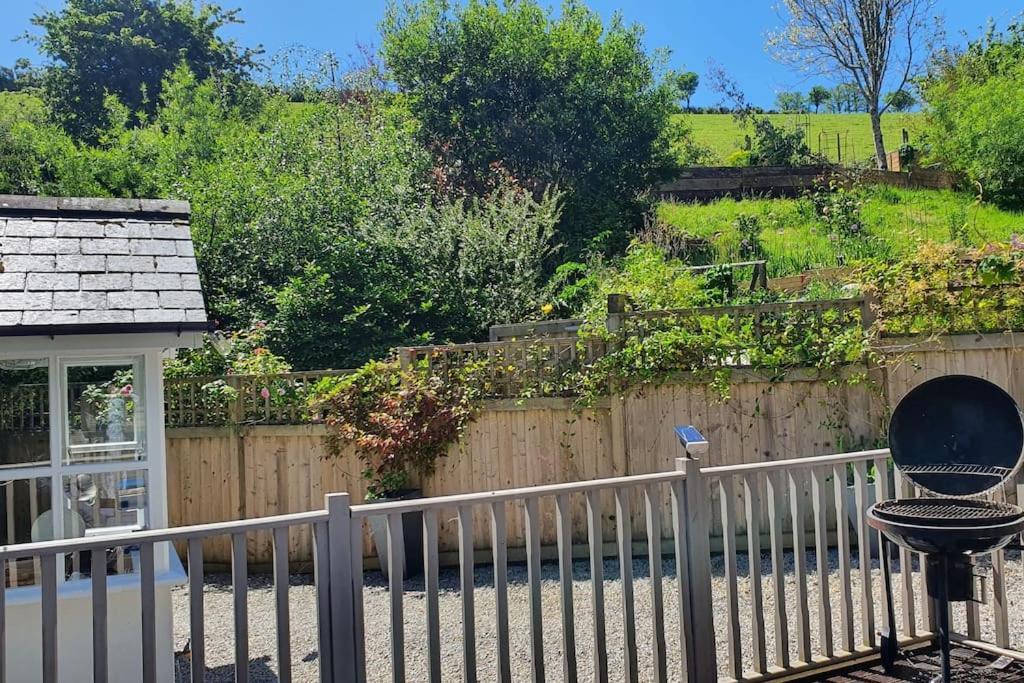 Bijou Coastal Apartment In Polperro With Hot Tub Onsite Parking Downhill Walk To Village Exterior photo