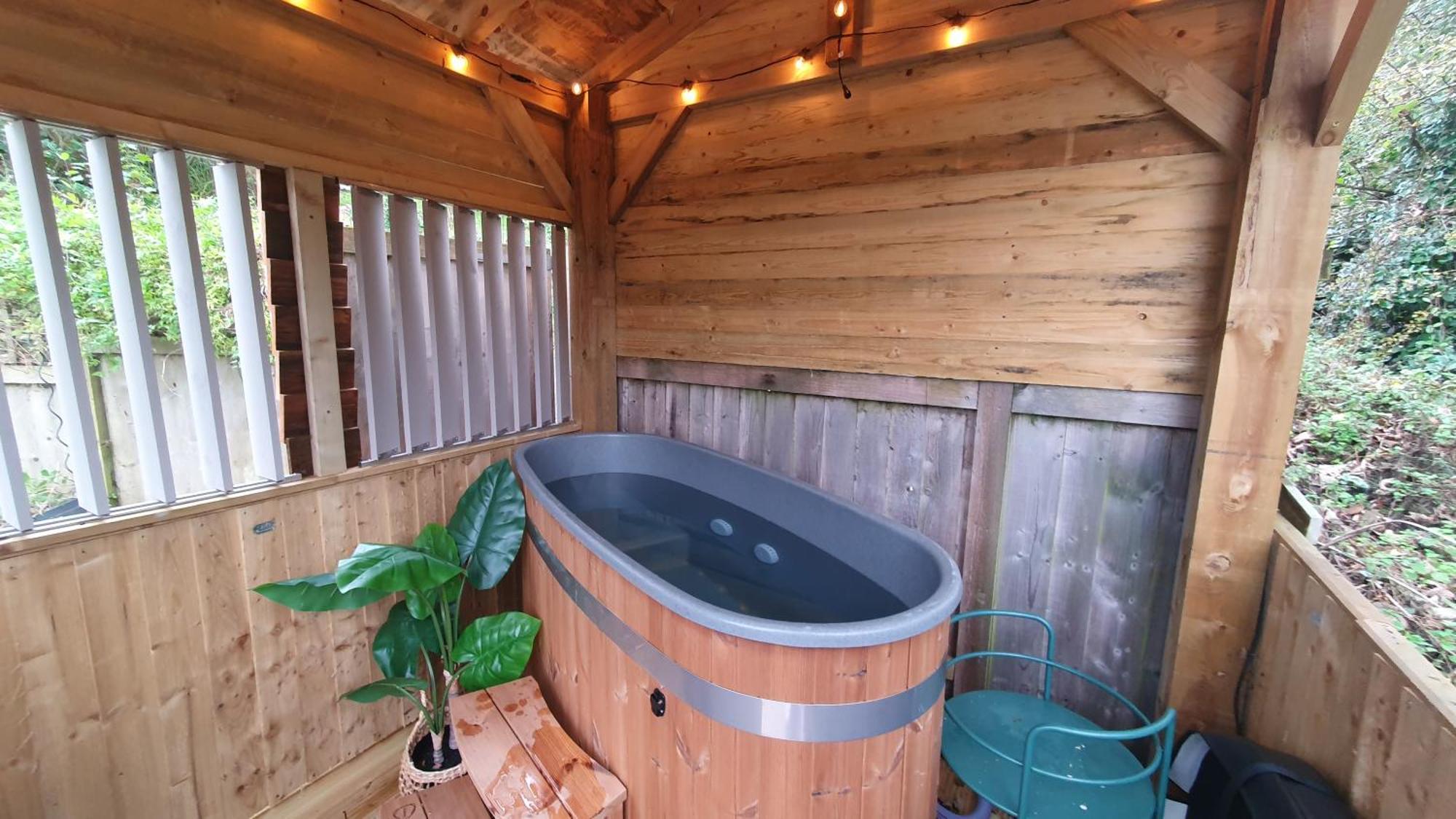 Bijou Coastal Apartment In Polperro With Hot Tub Onsite Parking Downhill Walk To Village Exterior photo